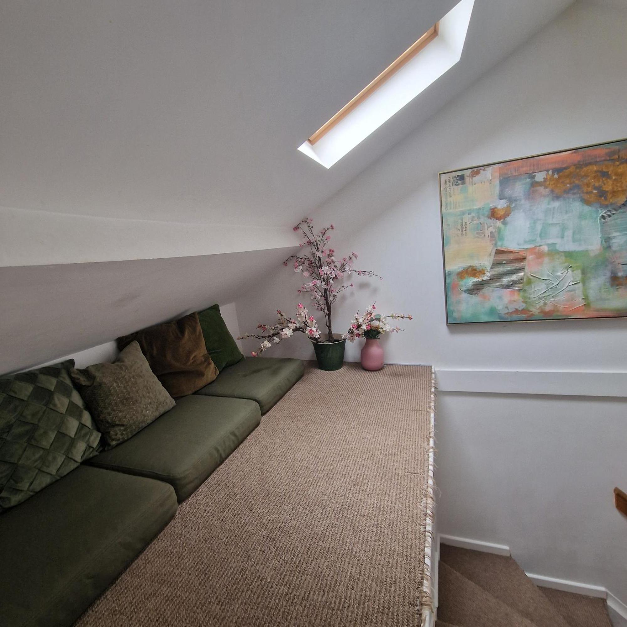 Sherwood Hillside View - Homely, Cosey & Perfect Location Apartment